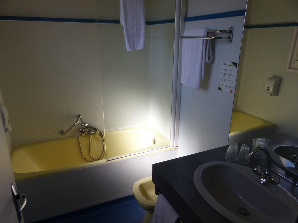 Hostellerie Du Parc Labarthe-Inard Buitenkant foto